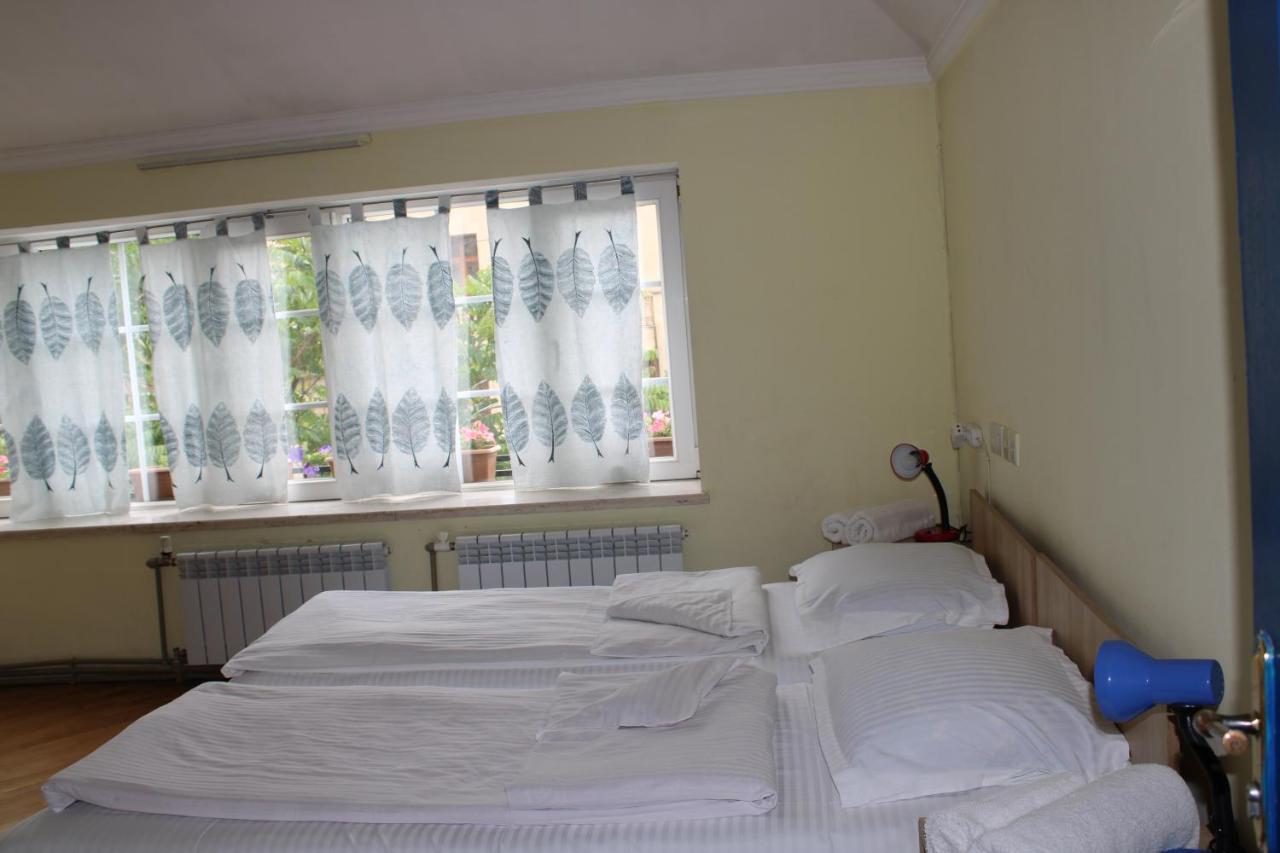 Jr'S House Hostel Yerevan Exterior photo