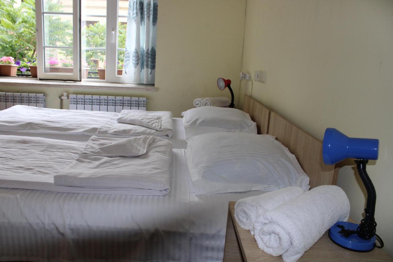 Jr'S House Hostel Yerevan Exterior photo