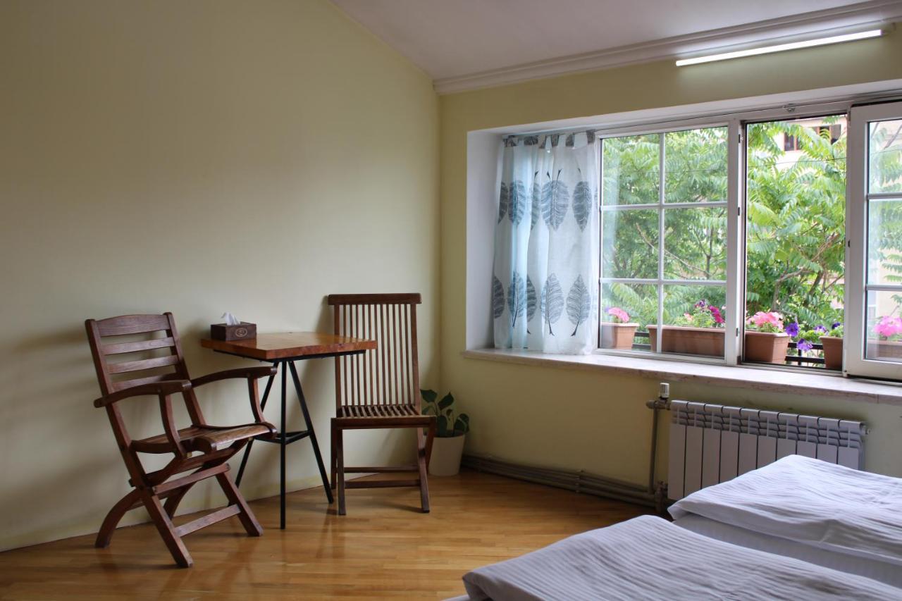 Jr'S House Hostel Yerevan Exterior photo